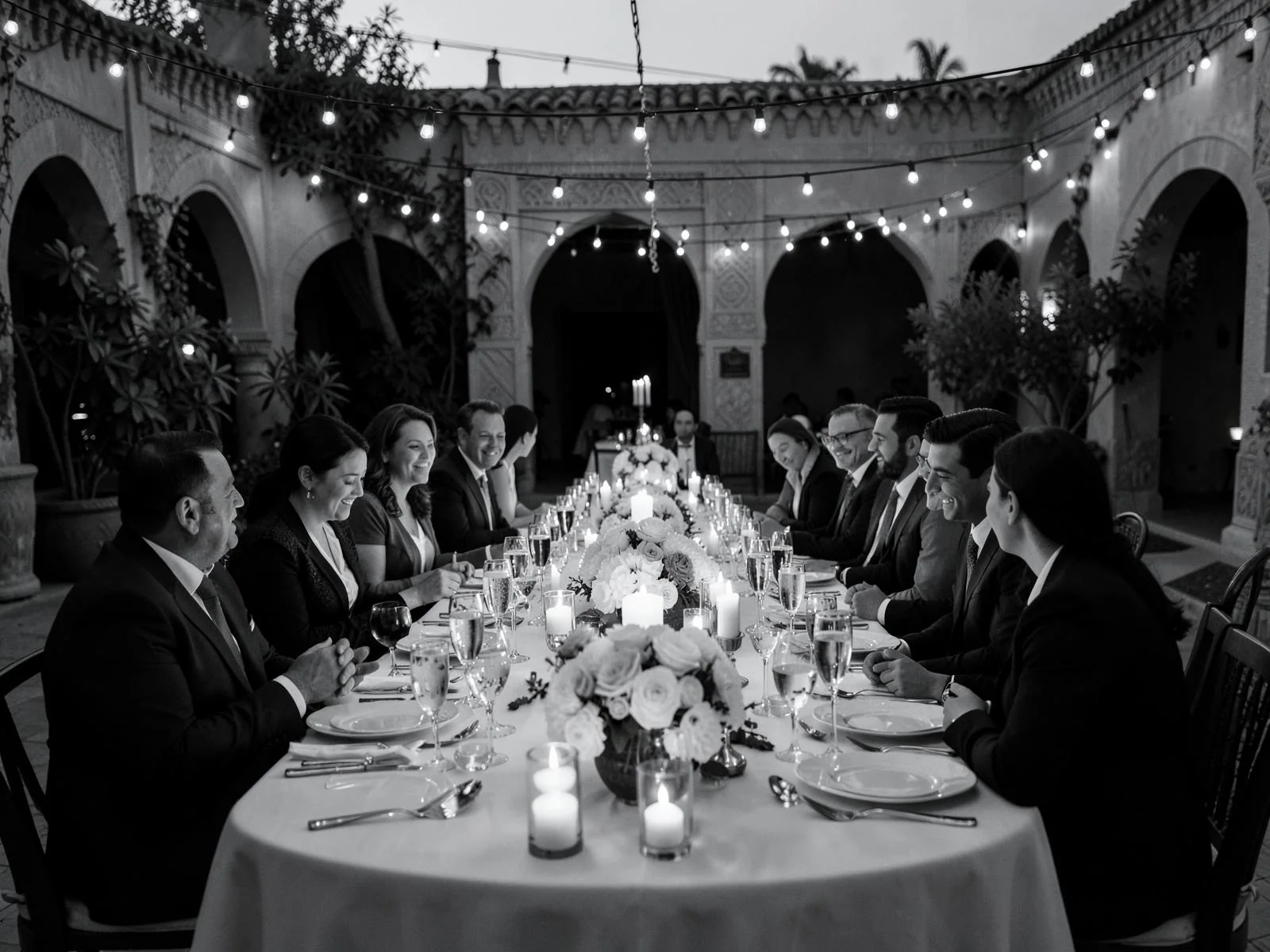 Dîner de célébration privé sous les lanternes d’un patio à Marrakech